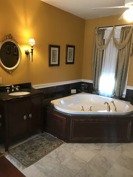 Edgewood Manor hotel detail image 6