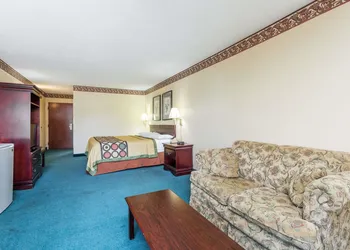 Super 8 by Wyndham Piedmont Greenville Area hotel thumbnail 3