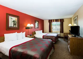Ramada by Wyndham Sioux Falls hotel thumbnail 3