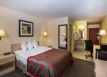 Ramada by Wyndham Sioux Falls hotel thumbnail 5