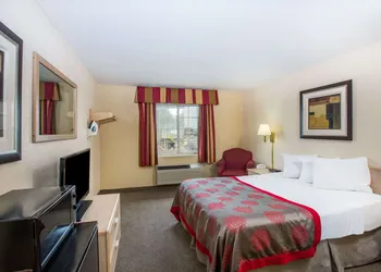 Ramada by Wyndham Sioux Falls hotel thumbnail 7