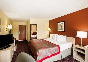 Ramada by Wyndham Sioux Falls hotel thumbnail 8