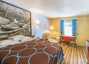 Super 8 by Wyndham Caryville TN hotel thumbnail 5