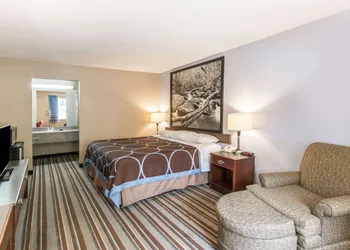 Super 8 by Wyndham Caryville TN hotel thumbnail 6