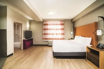 La Quinta Inn & Suites by Wyndham Chattanooga-Hamilton Place hotel thumbnail 8