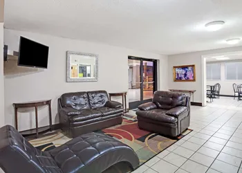 Super 8 by Wyndham Nashville/ Dntn/ Opryland Area hotel thumbnail 2