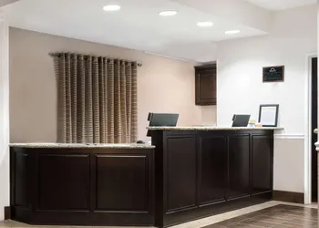 Days Inn & Suites by Wyndham Dallas hotel thumbnail 2
