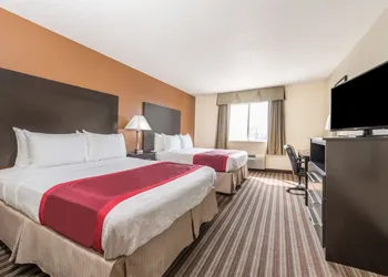 Days Inn & Suites by Wyndham Dallas hotel thumbnail 5