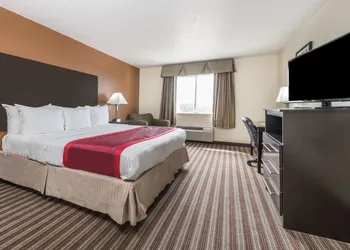 Days Inn & Suites by Wyndham Dallas hotel thumbnail 6