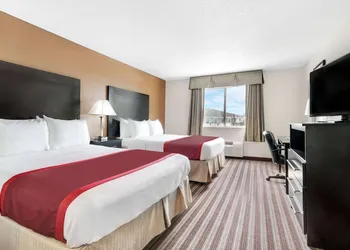 Days Inn & Suites by Wyndham Dallas hotel thumbnail 7