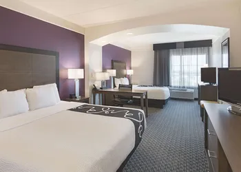 La Quinta Inn & Suites by Wyndham Arlington North 6 Flags Dr hotel thumbnail 4
