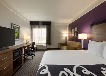 La Quinta Inn & Suites by Wyndham Arlington North 6 Flags Dr hotel thumbnail 5