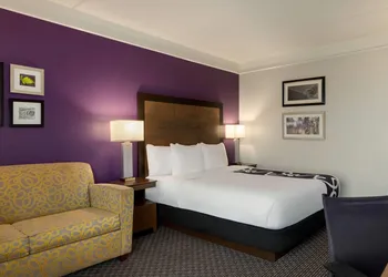 La Quinta Inn & Suites by Wyndham Arlington North 6 Flags Dr hotel thumbnail 6