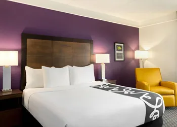 La Quinta Inn & Suites by Wyndham Arlington North 6 Flags Dr hotel thumbnail 7