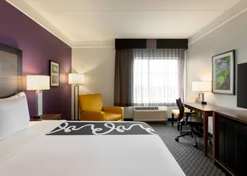 La Quinta Inn & Suites by Wyndham Arlington North 6 Flags Dr hotel thumbnail 8