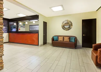 Howard Johnson by Wyndham Arlington Ballpark / Six Flags hotel thumbnail 2