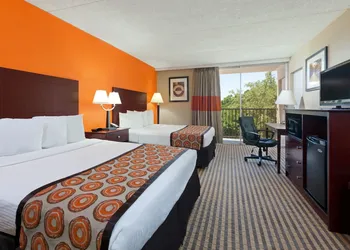 Howard Johnson by Wyndham Arlington Ballpark / Six Flags hotel thumbnail 4