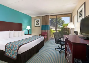 Howard Johnson by Wyndham Arlington Ballpark / Six Flags hotel thumbnail 5