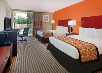Howard Johnson by Wyndham Arlington Ballpark / Six Flags hotel thumbnail 6