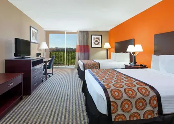 Howard Johnson by Wyndham Arlington Ballpark / Six Flags hotel thumbnail 7
