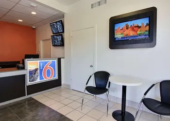 Motel 6 Austin, TX - Central Downtown UT hotel thumbnail 4