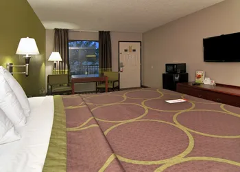 Super 8 by Wyndham Houston/NASA hotel thumbnail 3