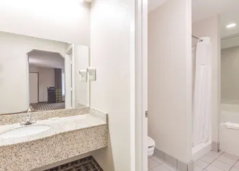 Super 8 by Wyndham Houston/NASA hotel thumbnail 8