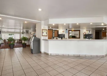 Super 8 by Wyndham Austin North/University Area hotel thumbnail 2