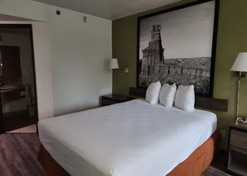 Super 8 by Wyndham Austin North/University Area hotel thumbnail 3