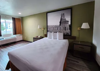 Super 8 by Wyndham Austin North/University Area hotel thumbnail 5