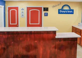 Days Inn by Wyndham Bastrop hotel thumbnail 3