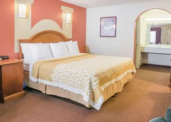 Days Inn by Wyndham Bastrop hotel thumbnail 7
