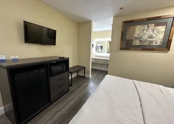 Rodeway Inn & Suites Highway 290 Northwest hotel thumbnail 6