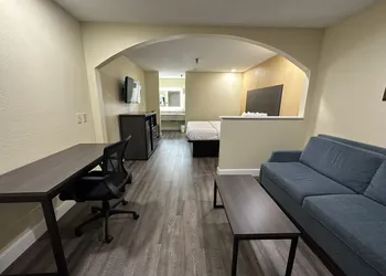 Rodeway Inn & Suites Highway 290 Northwest hotel thumbnail 7