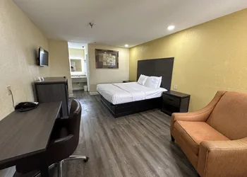 Rodeway Inn & Suites Highway 290 Northwest hotel thumbnail 8