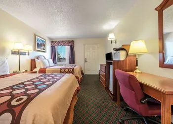 Super 8 by Wyndham Eastland hotel thumbnail 3