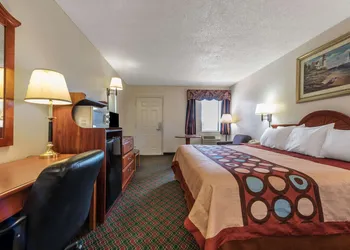 Super 8 by Wyndham Eastland hotel thumbnail 4