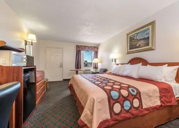 Super 8 by Wyndham Eastland hotel thumbnail 5