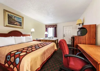 Super 8 by Wyndham Eastland hotel thumbnail 7
