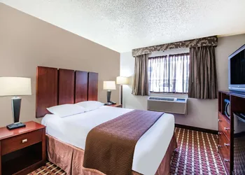Super 8 by Wyndham Harlingen TX hotel thumbnail 8