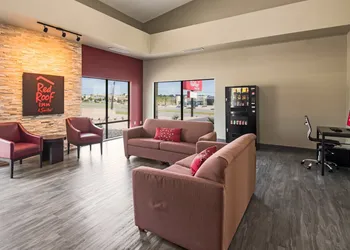 Red Roof Inn & Suites Austin East - Manor hotel thumbnail 2
