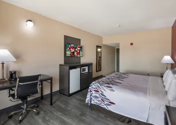 Red Roof Inn & Suites Austin East - Manor hotel thumbnail 5