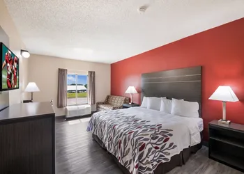 Red Roof Inn & Suites Austin East - Manor hotel thumbnail 6