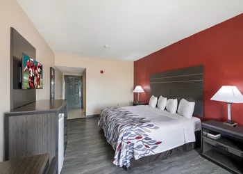 Red Roof Inn & Suites Austin East - Manor hotel thumbnail 7