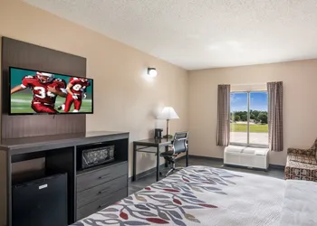 Red Roof Inn & Suites Austin East - Manor hotel thumbnail 8