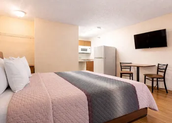 HomeTowne Studios by Red Roof Houston - West Oaks/ Energy Corridor hotel thumbnail 5