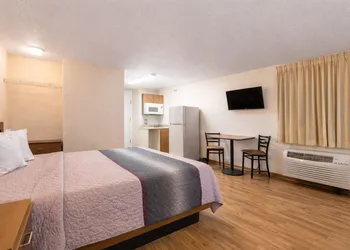 HomeTowne Studios by Red Roof Houston - West Oaks/ Energy Corridor hotel thumbnail 6