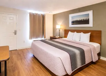 HomeTowne Studios by Red Roof Houston - West Oaks/ Energy Corridor hotel thumbnail 7