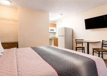 HomeTowne Studios by Red Roof Houston - West Oaks/ Energy Corridor hotel thumbnail 8