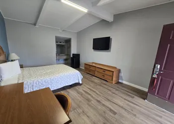 Luxury Inn & Suites and RV Park hotel thumbnail 6